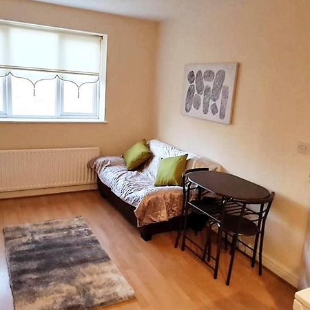 Pinfold Court Apartments Knowsley Dış mekan fotoğraf
