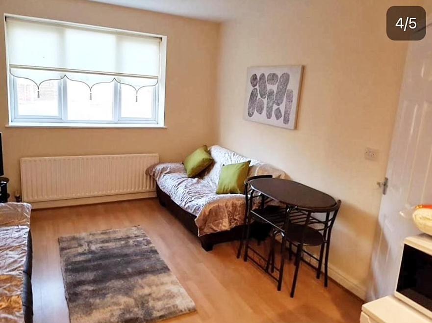 Pinfold Court Apartments Knowsley Dış mekan fotoğraf